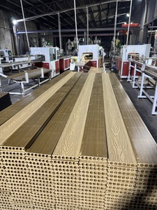 Wpcガーデンパティオ屋外フローリング木製プラスチックデッキタイル滑らかなブラシ付きウォルナットティークメープルパーク工場直販
