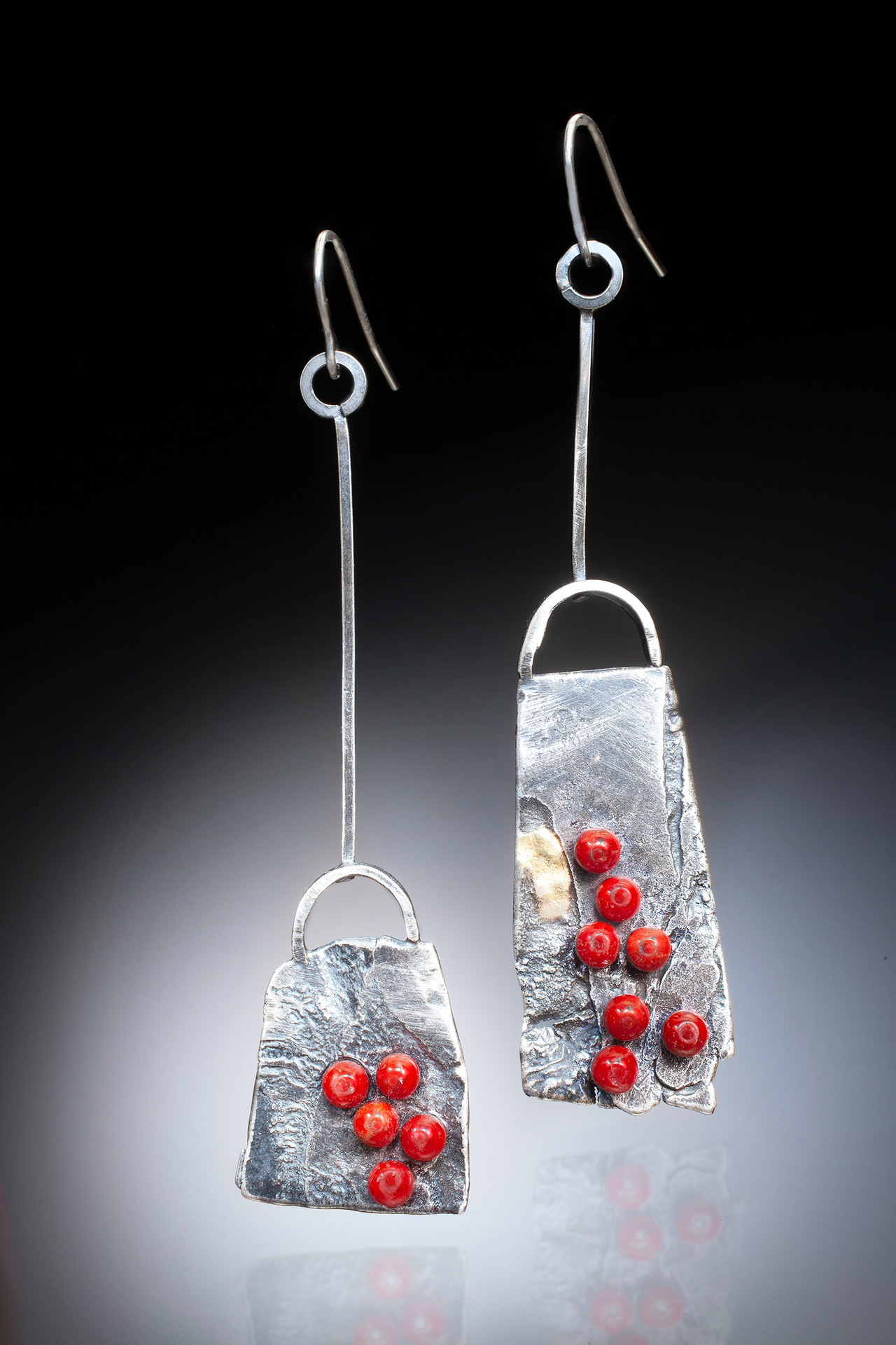Argent ancien, rouge corail