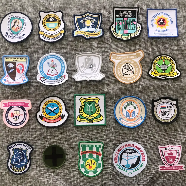 Aangepaste Fabriek Ontwerp School Naam Borduurwerk Patch Voetbal Uniform Crest Naam Logo Tas Kleding Naaien Ijzer Op Geweven Badge