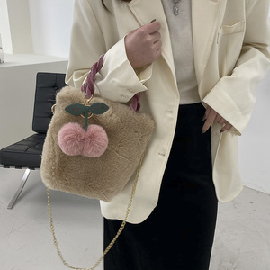 2024 neue süße Mädchen Kirsche Plüsch Handtasche weibliche Nische Herbst und Winter große Kapazität Seitens ch linge Schulter Umhängetasche Pelz Tasche