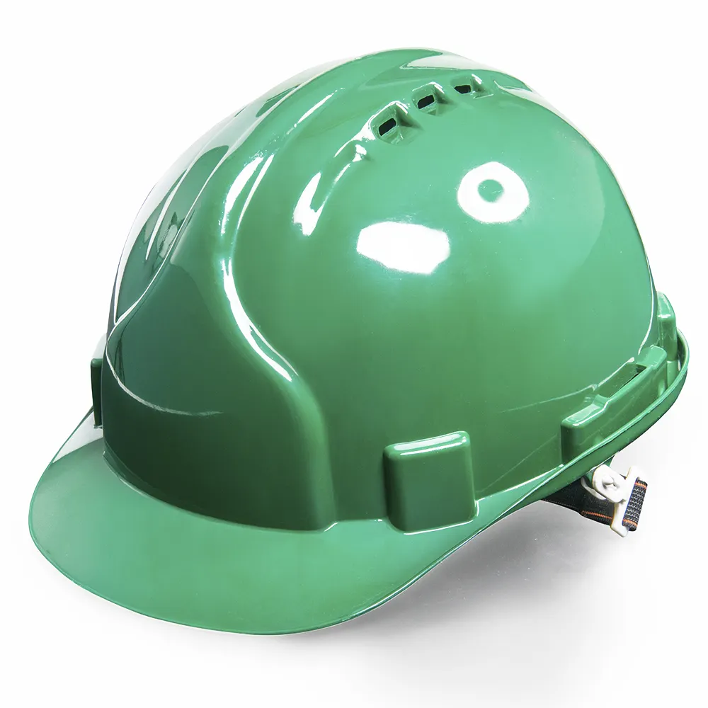 Пластиковая подкладка зеленого цвета, защитные каски, защитный шлем на строительной площадке
