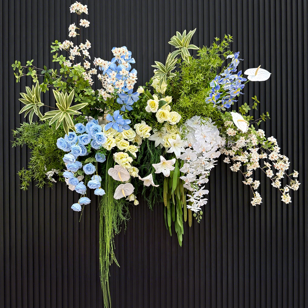 Maquillage rouge pour mariage, iris bleu, grandes fleurs suspendues de 16 m.