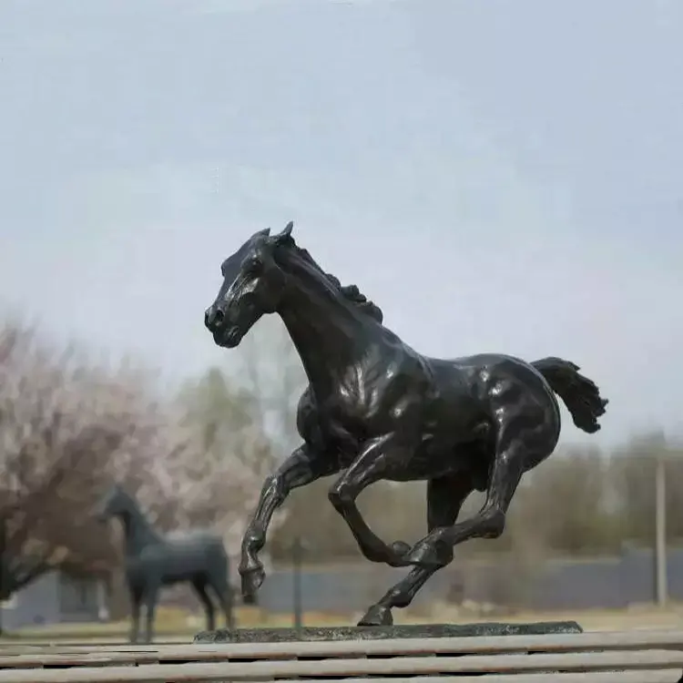 कारखाने बिक्री के लिए उच्च गुणवत्ता वाले आउटडोर कांस्य चलने वाले घोड़े मूर्तिकला की आपूर्ति करता है