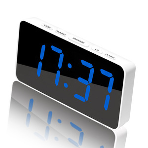 Benutzer definierte moderne digitale RGB bunte Wecker Snooze Desktop USB LED-Uhr Silent elektronische Uhr für Wohnzimmer