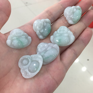 โรงงานธรรมชาติ100% พม่าสีเขียวหยกแจสเปอร์ Jadeite เครื่องประดับทำหยกหัวเราะพระพุทธรูปจี้จีนคลาสสิก