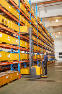 Malzeme kaldırma istifleyici 2.0T ayakta sürüş Forklift tam elektrikli palet istifleyici maksimum kaldırma yüksekliği 6 metre - Product Image 3