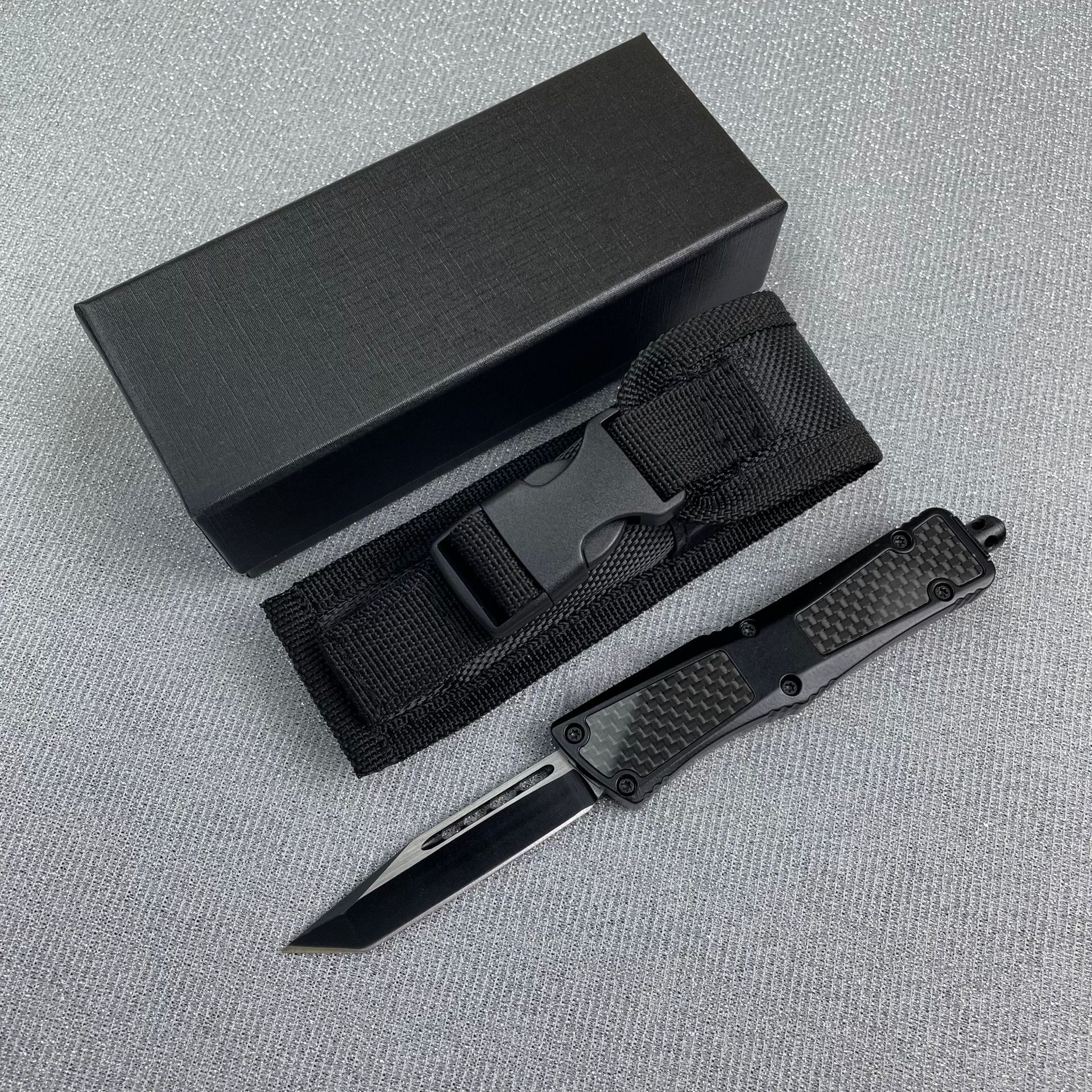 Tête carrée noire