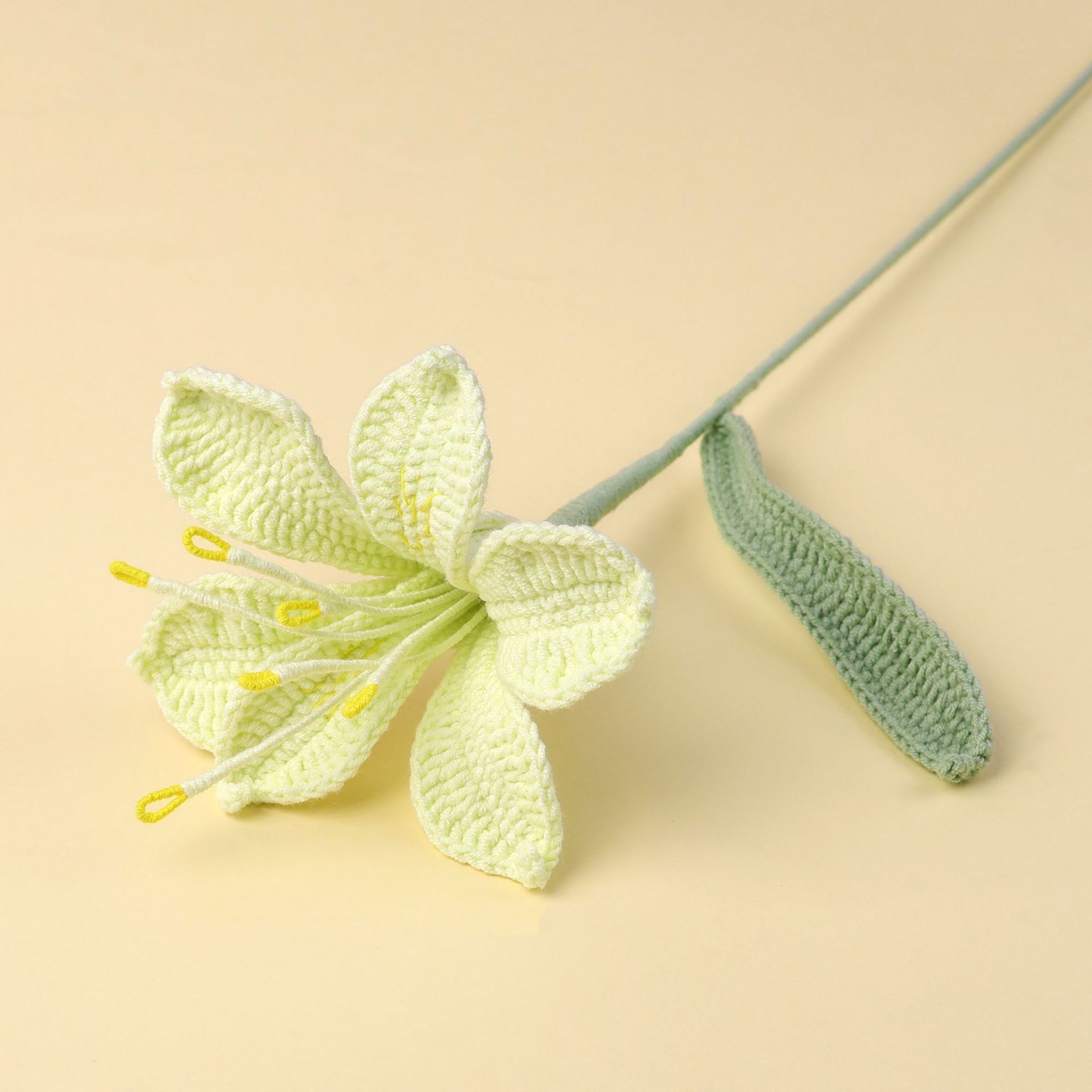 Snow five or six times lily blossom branches-pale yellow
