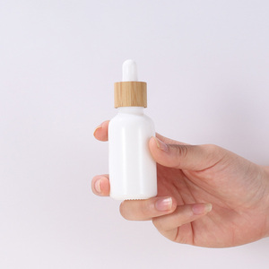 Luxo vazio 5 ml <span class=keywords><strong>10ml</strong></span> 15ml 20ml 30ml 50ml 100ml 1oz 2 oz garrafas de vidro branco para soro com conta-gotas de madeira