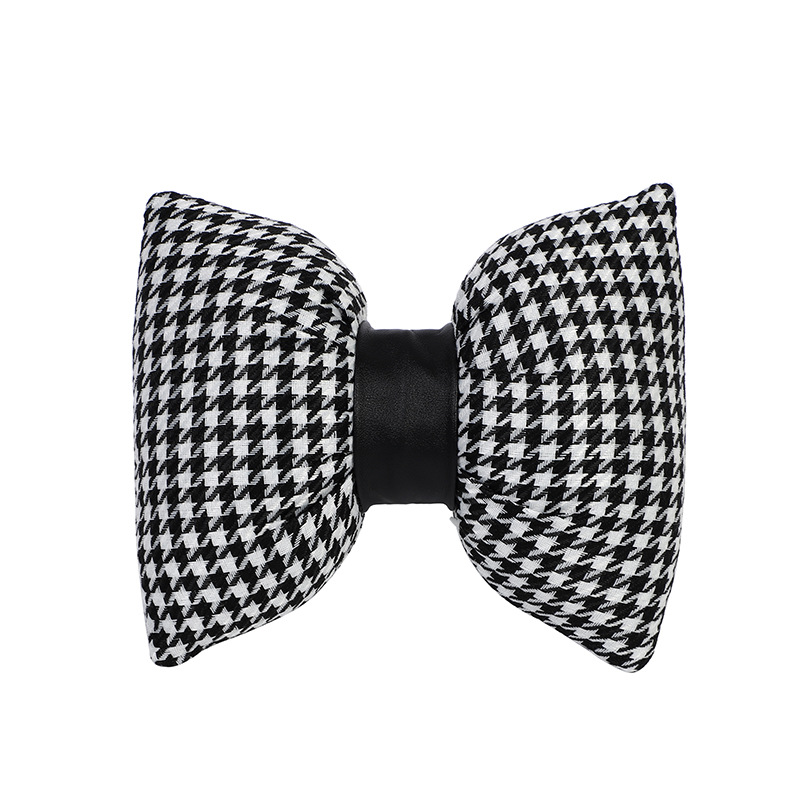 Ceinture en cuir noir et appui-tête pied-de-poule