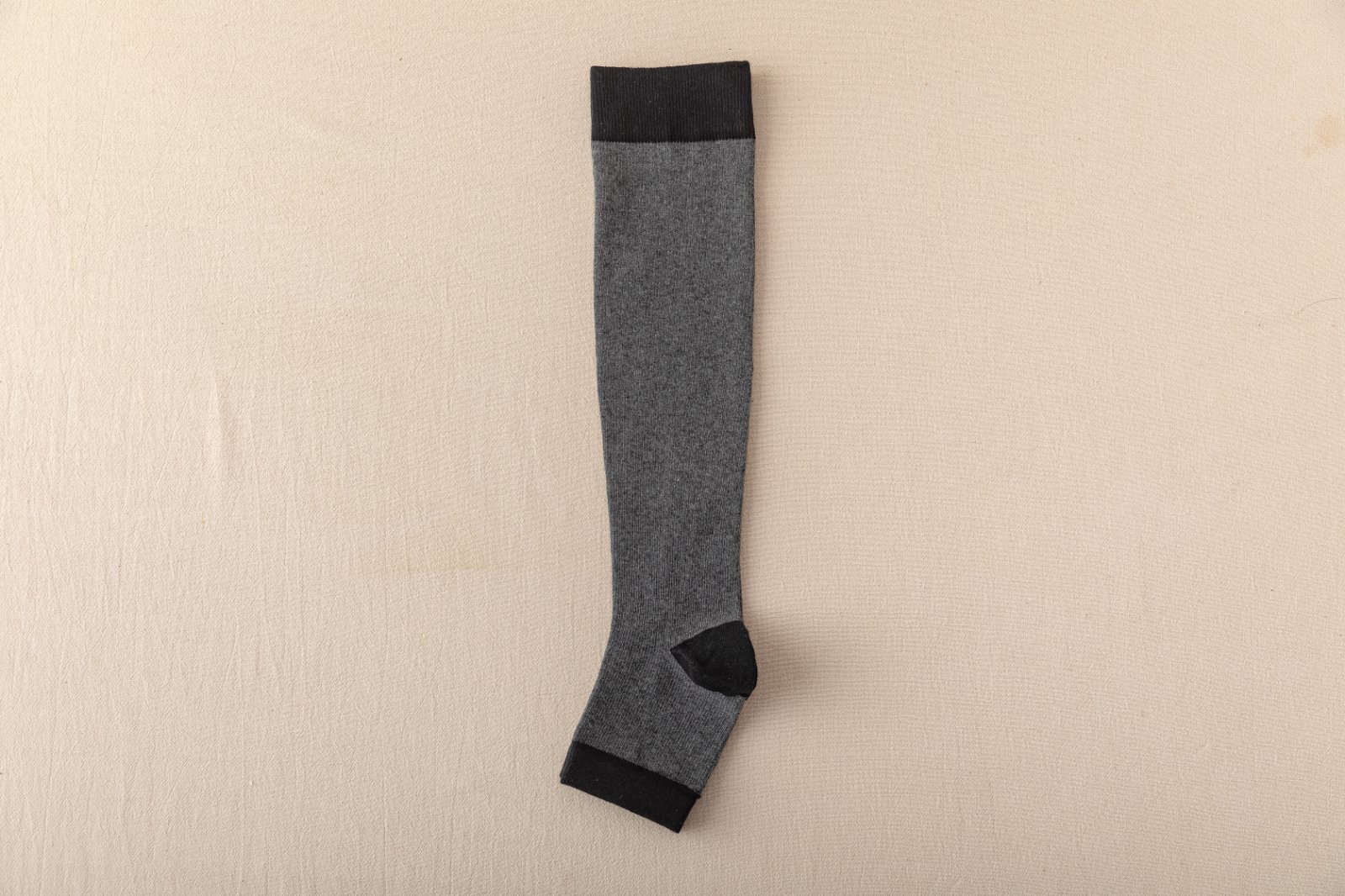 Gris oscuro