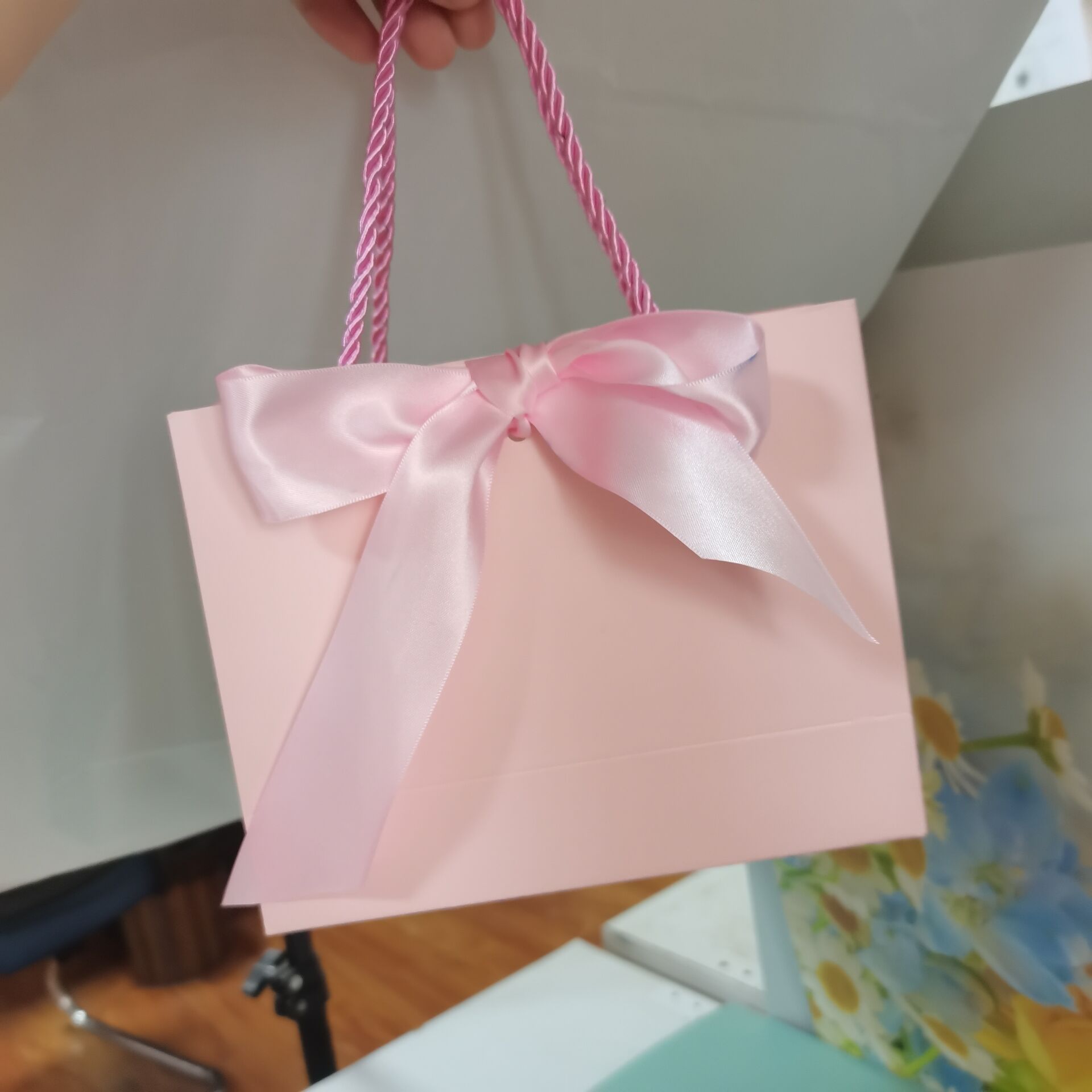 Bolsa de papel rosa con lazo