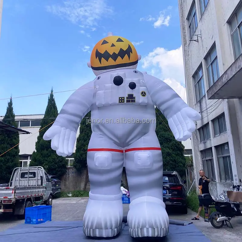 Modelo de dibujos animados de astronauta inflable con cara de calabaza personalizada con luz para decoración de Halloween