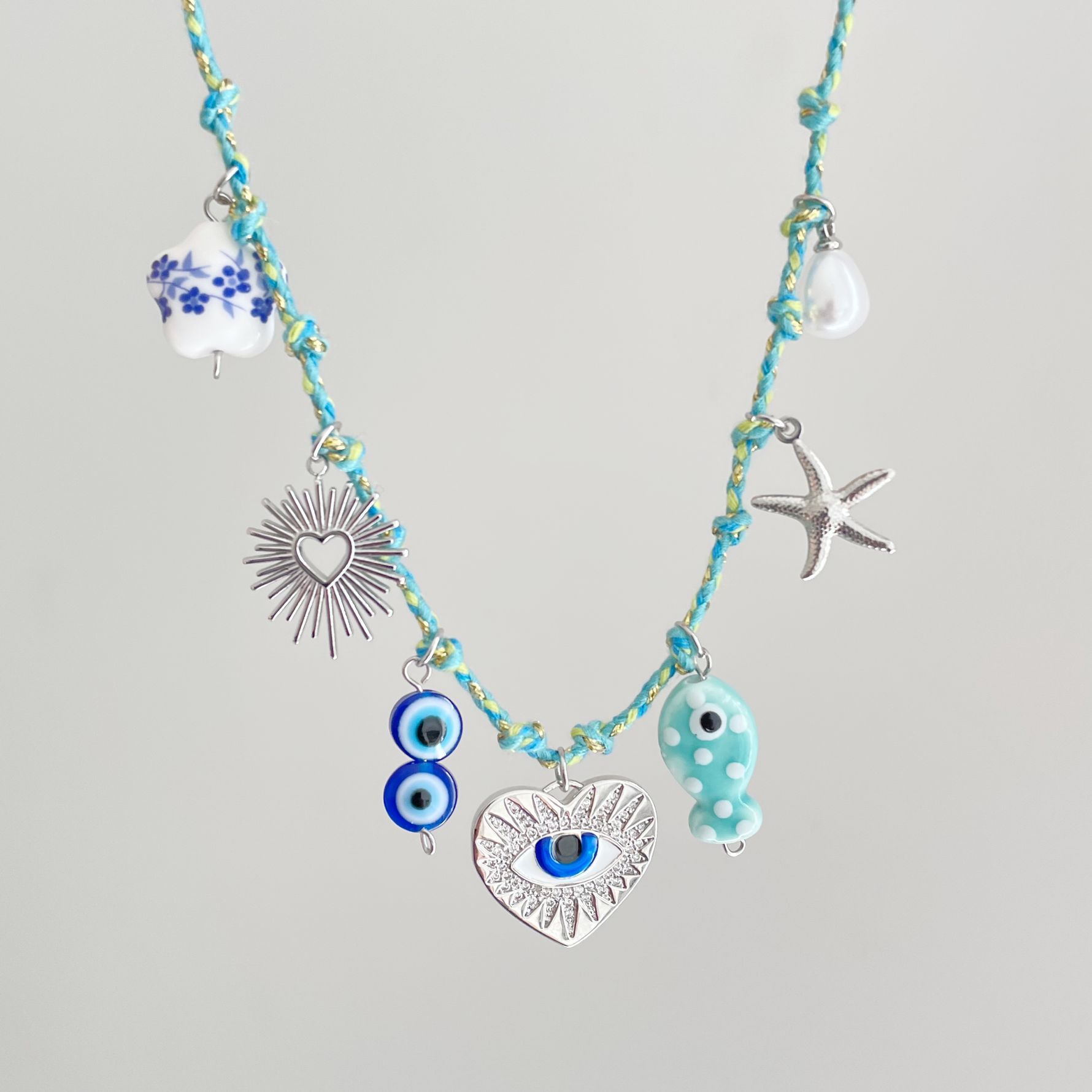 Collana con ciondolo a forma di cuore e occhio (azzurro cielo)