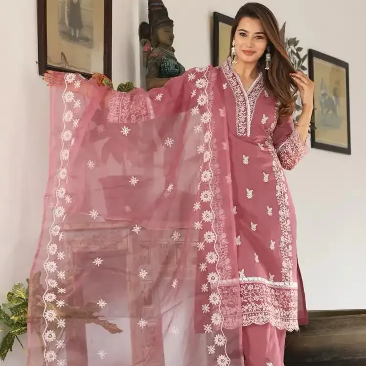 Nouveau Kurti en coton lourd brodé moderne et élégant de designer indien avec ensembles Palazzo et Dupatta au prix de gros OEM en vrac