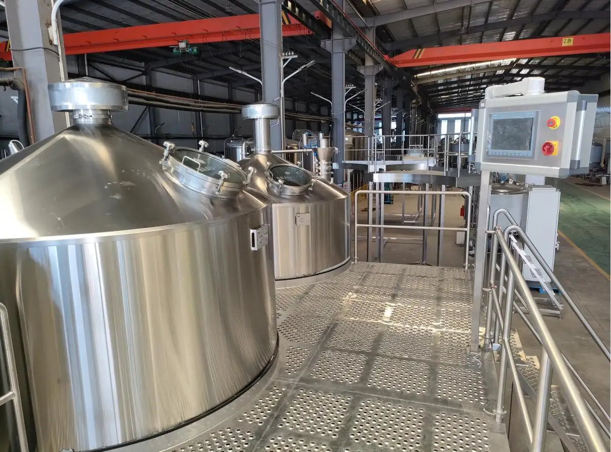 Système de brasserie de bière de navire 2/3/4 chauffé à la vapeur automatique PLC 2000L 20hl personnalisable à vendre