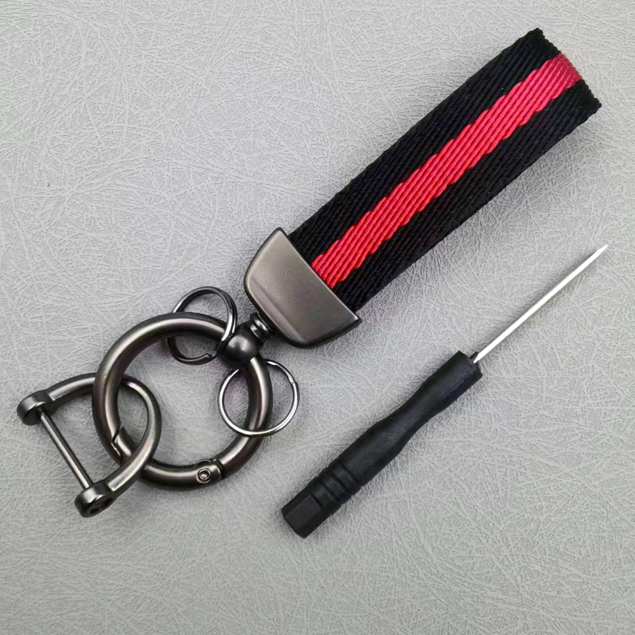 Ruban noir et rouge avec tournevis