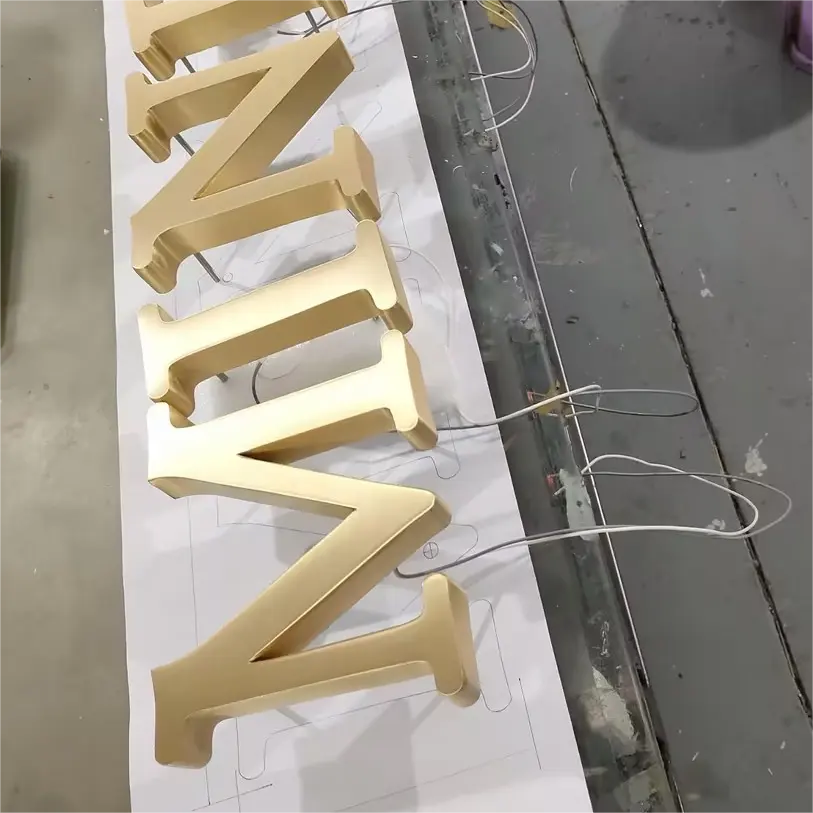 Letra de canal de metal fabricada en 3D personalizada, señal de letra de acero inoxidable cepillado plateado o dorado para logotipo comercial