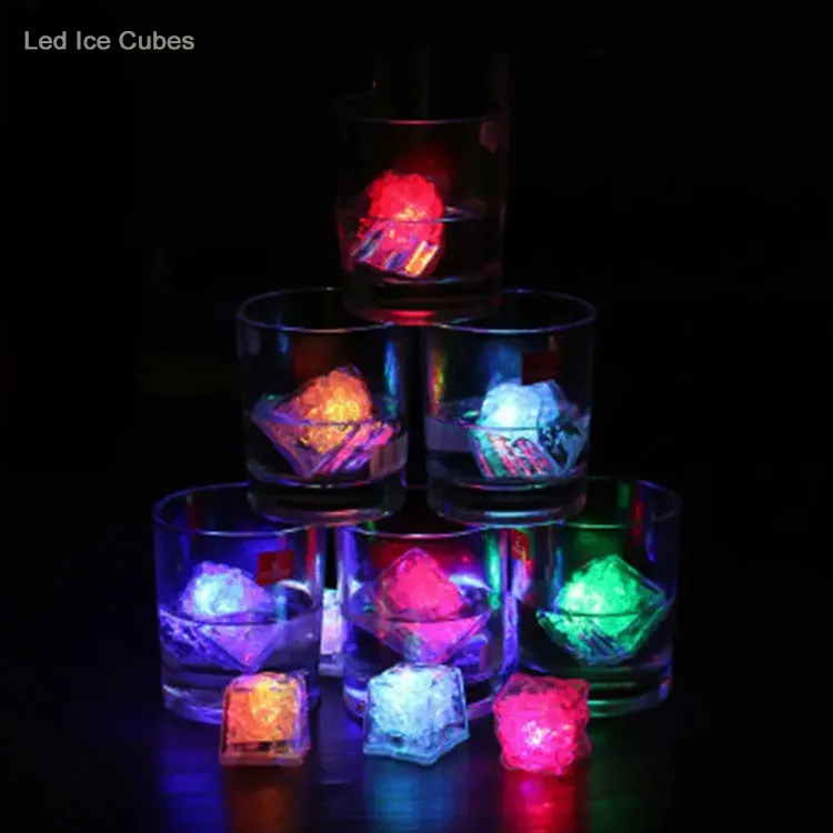 Venta al por mayor de decoraciones de Halloween cubitos de hielo LED brillantes coloridos con copa de vino intermitente de inducción para fiesta Bar Navidad