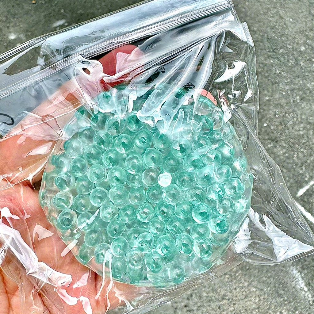 Boule hochet bleue transparente émaillée de 6 cm