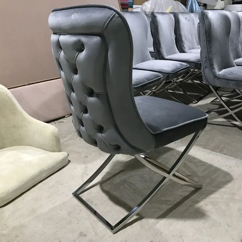 Silla de comedor con patas de metal, asiento con respaldo de anillo de tela de terciopelo, muebles modernos de lujo, silla de comedor de acero inoxidable para restaurante