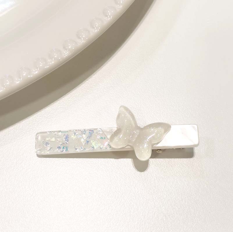 Papillon à rayures blanches, couleur unie blanc riz.
