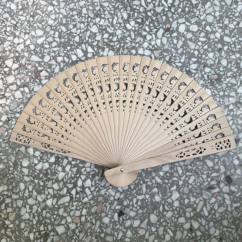 Abanico de madera con forma de delfín.