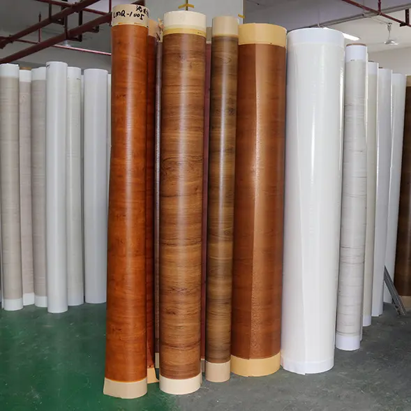 Rollo de película de PVC autoadhesiva para muebles, película de laminación de PVC de alto brillo con ganancia de madera, venta directa de fábrica