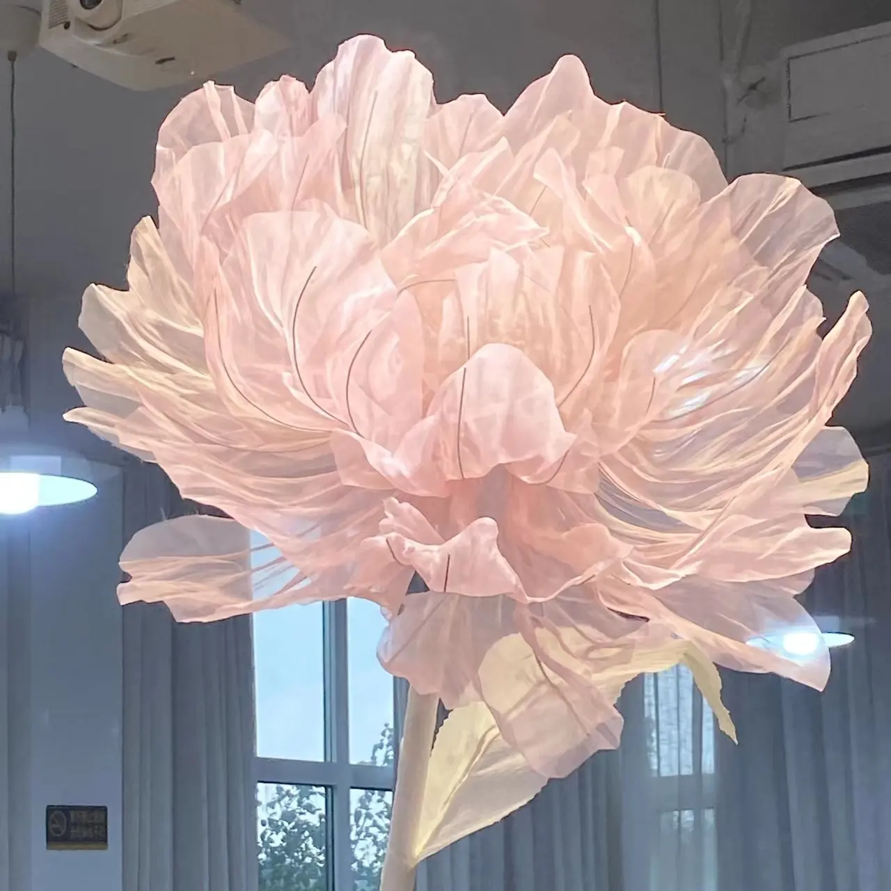 Fiore di peonia gigante artificiale di peonia di seta di organza elegante fatto a mano per fiori di decorazione di eventi di nozze rosa
