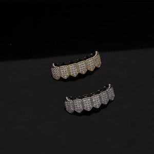 Hip Hop Iced Out Teeth Grillz oro 18 carati placcato platino Grillz zanne Rapper regalo di gioielli per il corpo