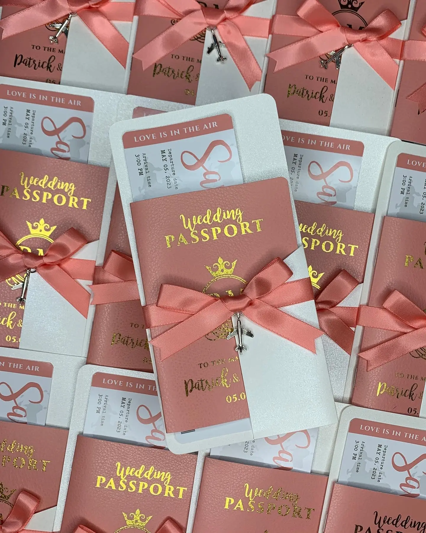 Cartão de acesso para passaporte de embarque com capa e laço de fita, design popular, convite de casamento