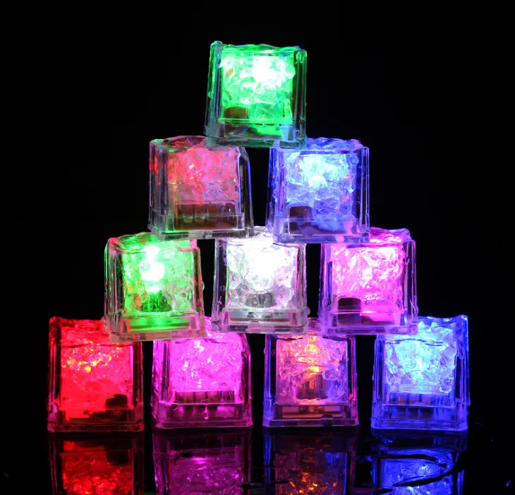 Cubos de hielo LED luminiscentes conductores de agua, decoración de vino de fiesta intermitente con PS de plástico colorido para ocasiones de Ramadán de Pascua