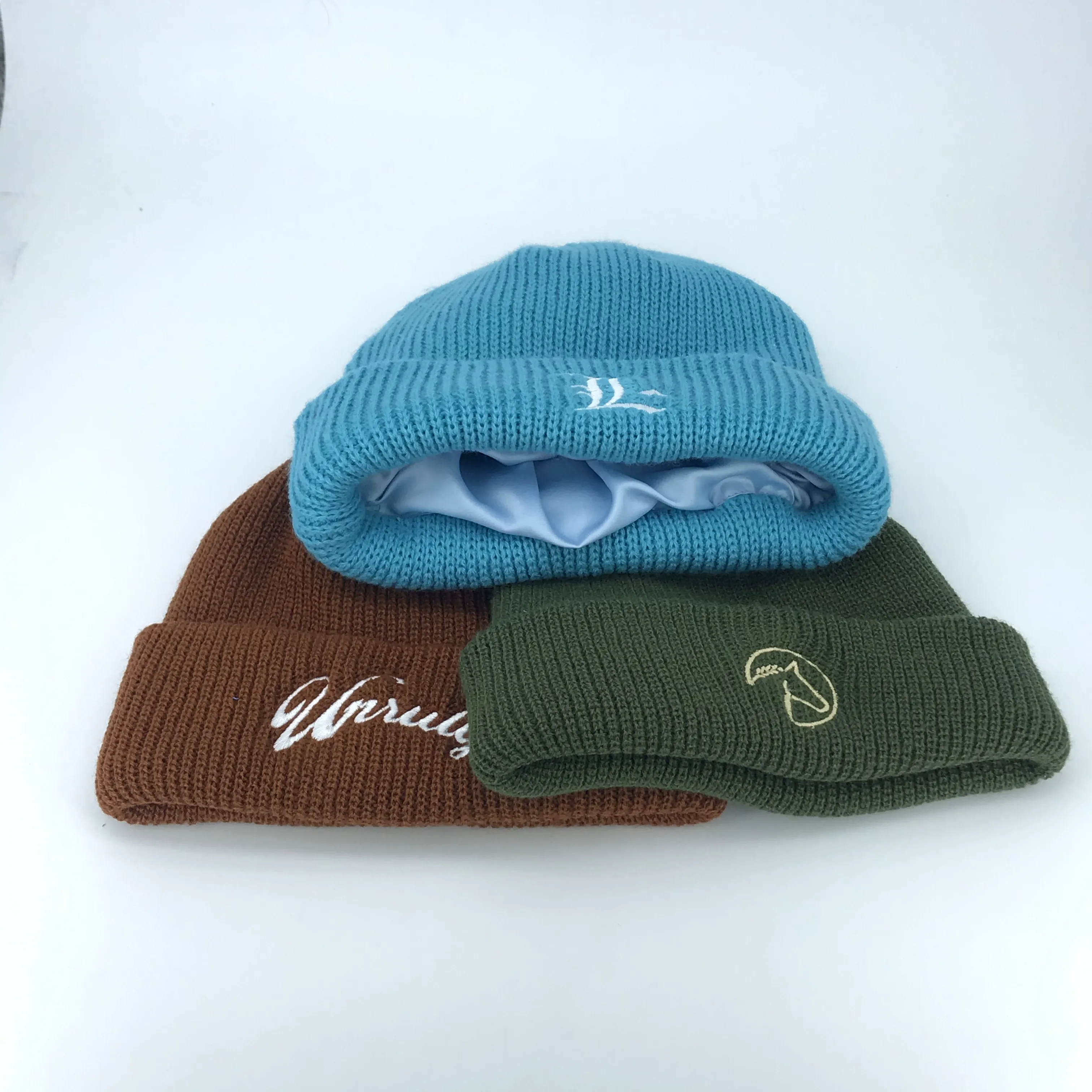 Topi Beanie Rajut Wanita Logo Bordir Kustom Kualitas Tinggi Topi Beanie Solid dengan Sutra Berlapis Noda Di Dalam Beanies