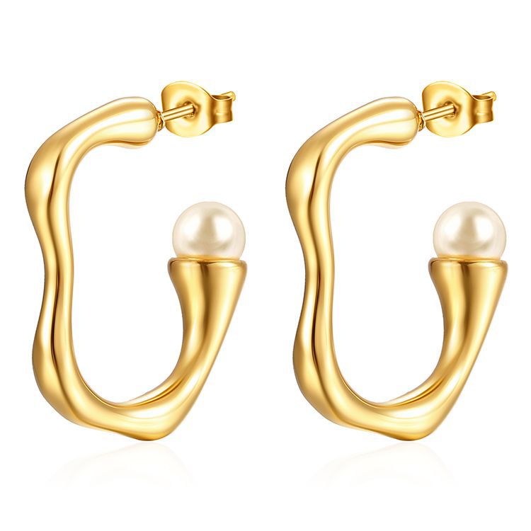 Boucles d'oreilles en or serties de perles.