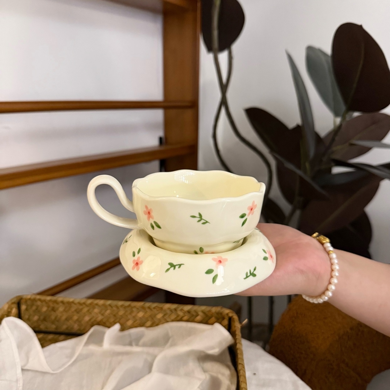 Taza coreana de flores rosas, 250 ml, con plato de 13 cm.