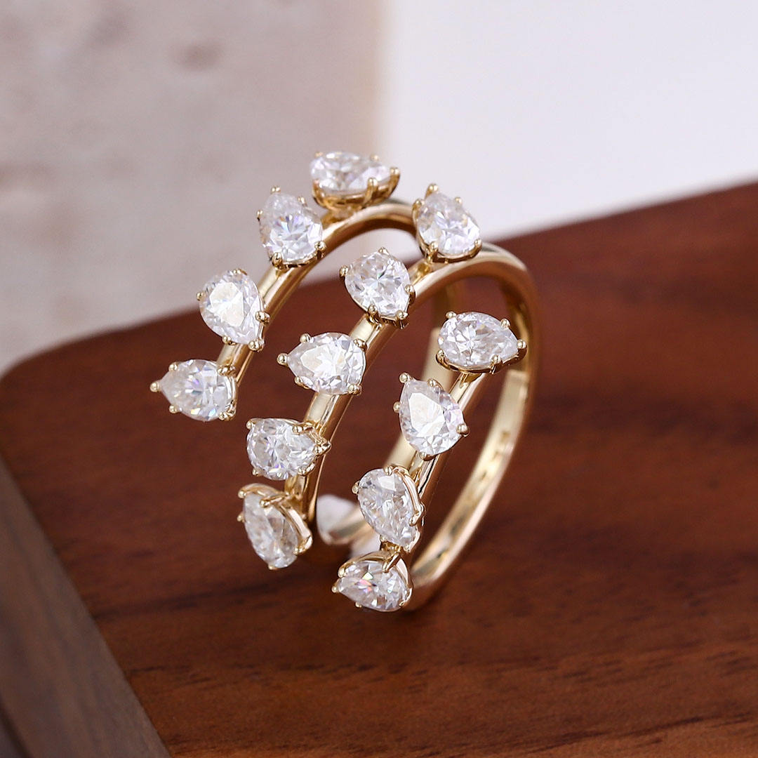 Anillo de oro de 10 quilates con moissanita y diamantes.