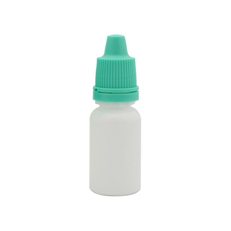 Chapeau vert, bouteille blanche.