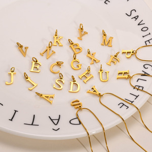 最新の女性DIY26文字ステンレス鋼イニシャルヘリンボーンスネークネックレス18Kゴールドメッキチェーンペンダントネックレスジュエリー
