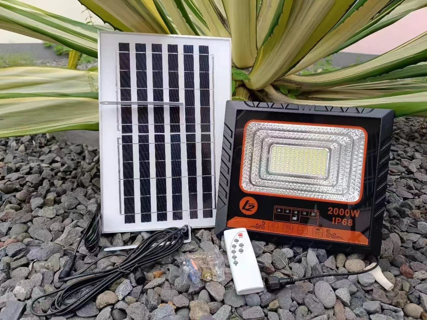 Corps de la lampe : 23*27 cm, Panneau solaire : 24*35 cm