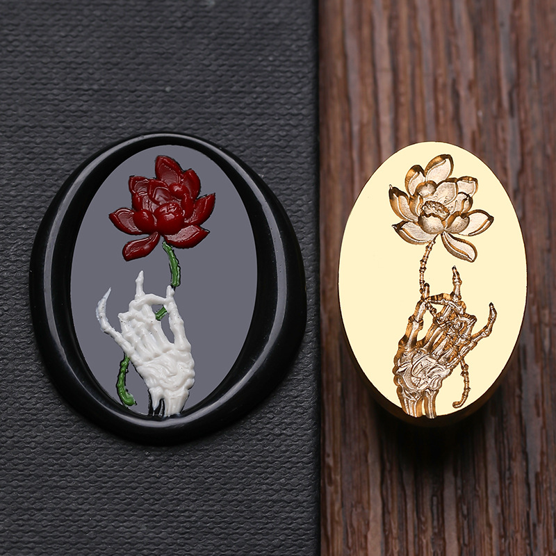 Tenant une fleur de lotus (relief ovale à bord brisé).