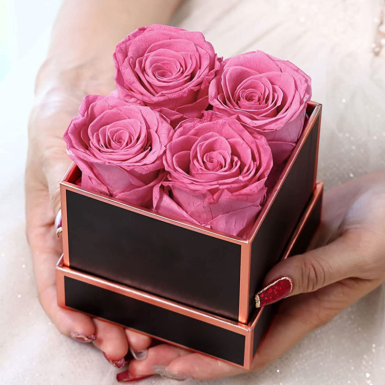4 roses dans une boîte carrée