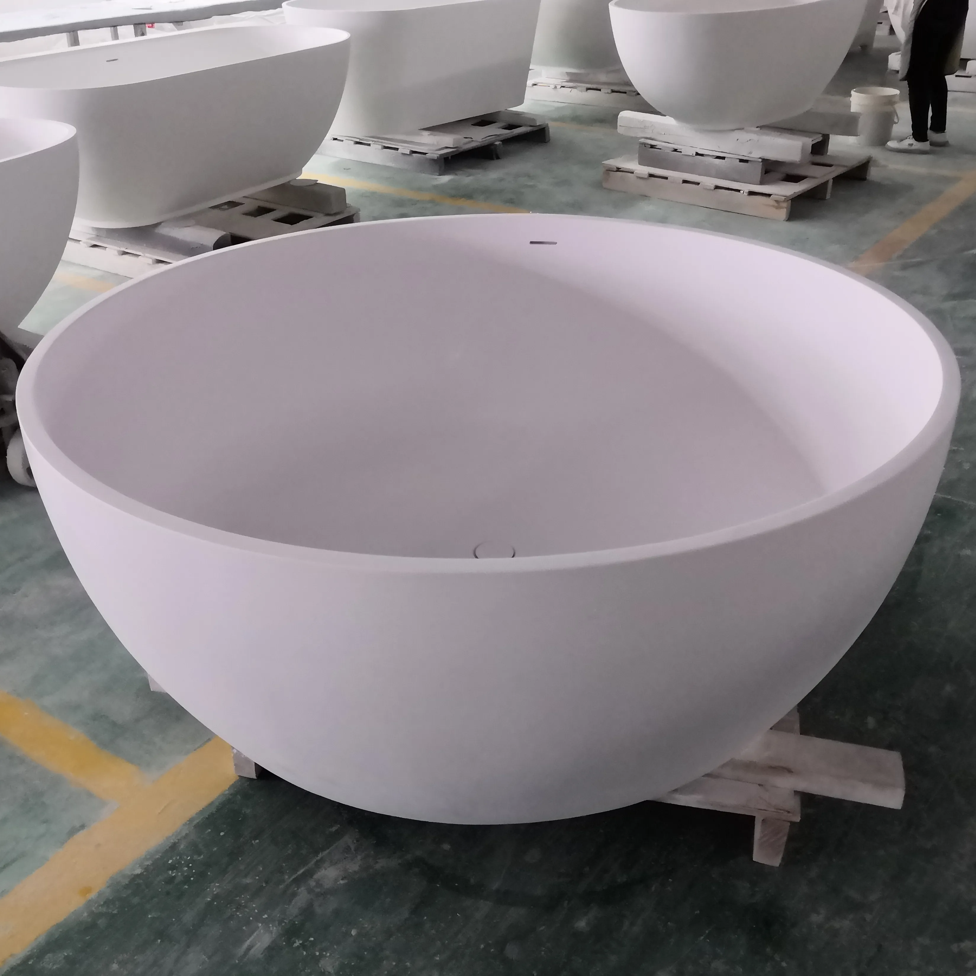 Bañera de baño de instalación libre en forma de huevo a precio de fábrica, resina de piedra Artificial, superficie sólida, bañera de resina acrílica independiente
