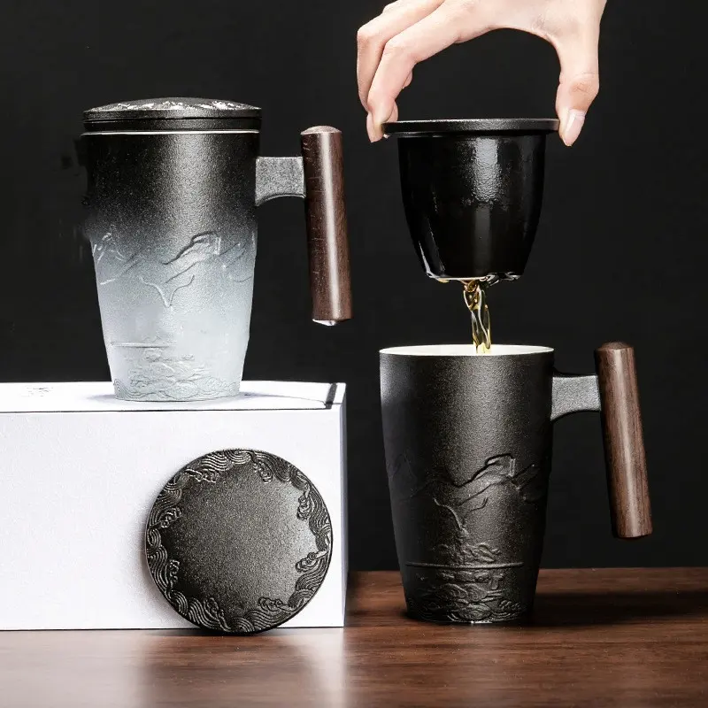 Caneca stoneware artesanal preta, copo de chá de cerâmica japonesa com infusor e alça de madeira