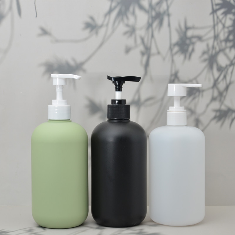 Bouteilles de shampooing et de revitalisant vides