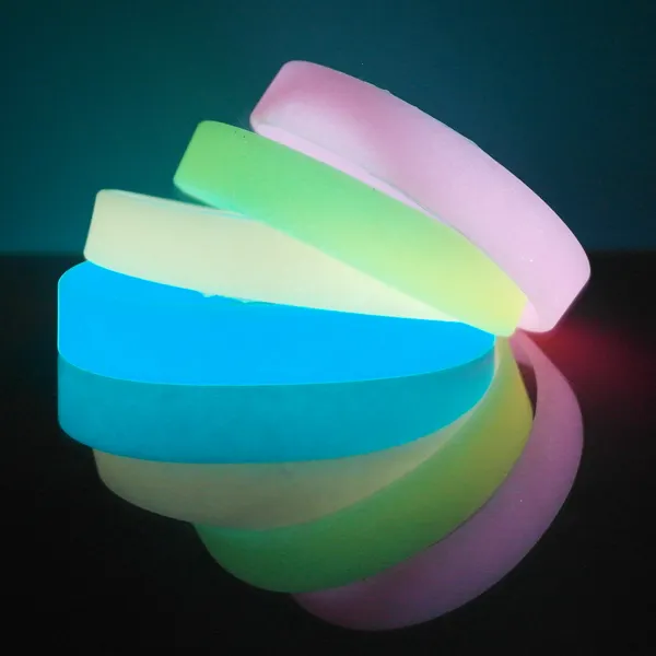 ECO-freundliche recycelte fluor zierende Silikon armbänder, die die dunklen Gummi armbänder glühen