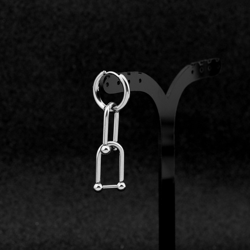 E052-Silver 3 (Une boucle d'oreille avec un piercing à l'oreille)
