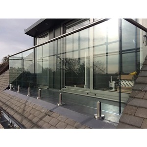 Minimalist ische rahmenlose Glas geländer Edelstahl zapfen und gehärtete Sicherheits glasscheiben