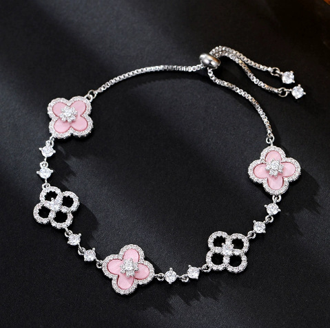 Pulsera de plata con trébol de cuatro hojas rosa de la suerte.