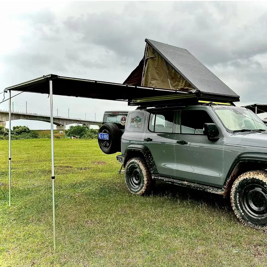 La tenda da tetto ultraleggera per auto a triangolo per 2 persone all'ingrosso della fabbrica accetta tende da tetto per 4 persone con copertura rigida in alluminio personalizzata