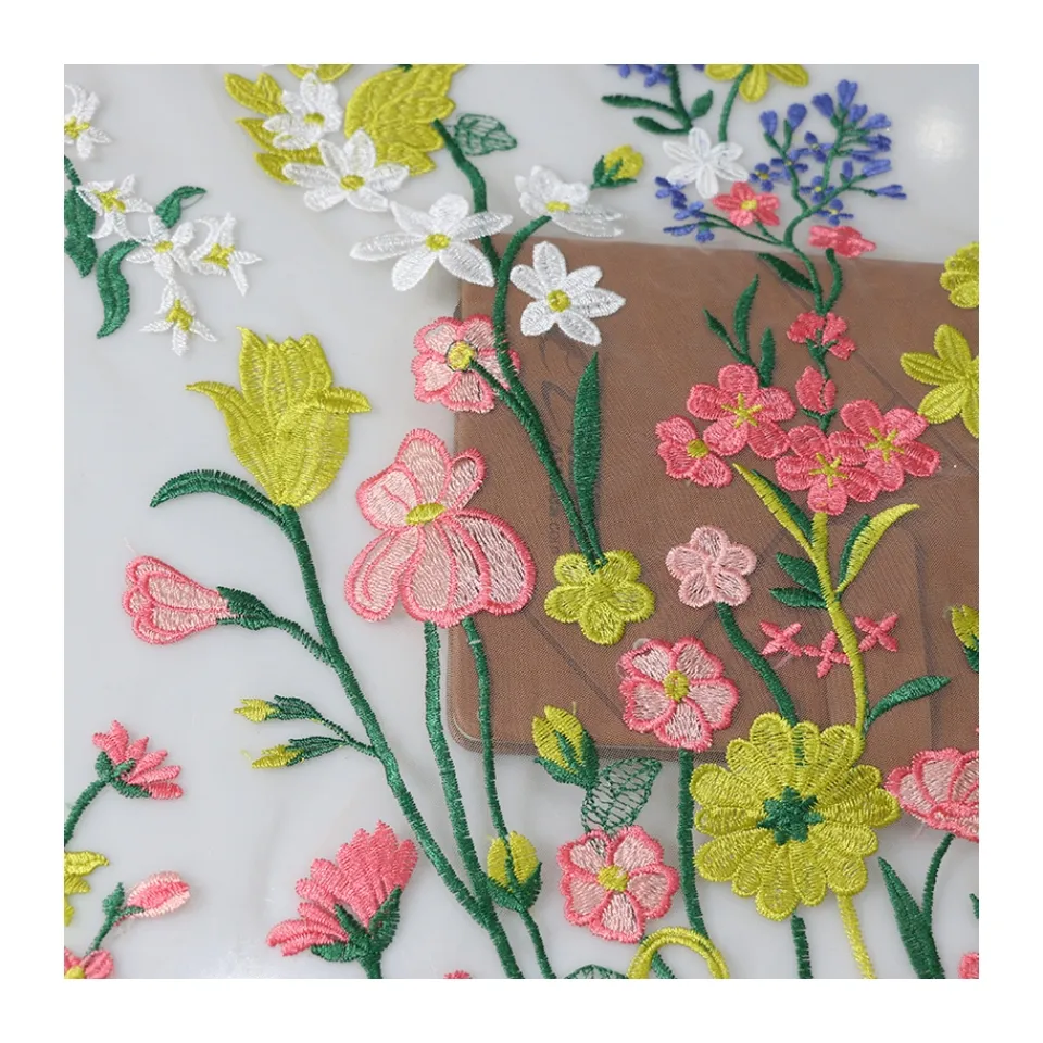 Exquisito diseño 100% poliéster colorido vibrante primavera escena patrón bordado tela para ropa y textil